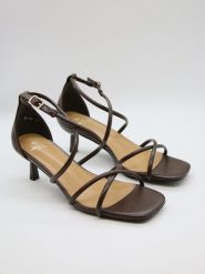 Bellucci Sandały w kolorze czarnym rozmiar: 37. Czarne sandały damskie Bellucci, bez wzorów, bez obcasa, na koturnie. Za 100.99 zł.