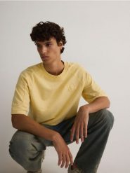 T-shirt relaxed fit z haftem - musztardowy. T-shirty męskie Reserved, l, bez wzorów, z bawełny, bez kołnierzyka. W wyprzedaży za 25.99 zł.