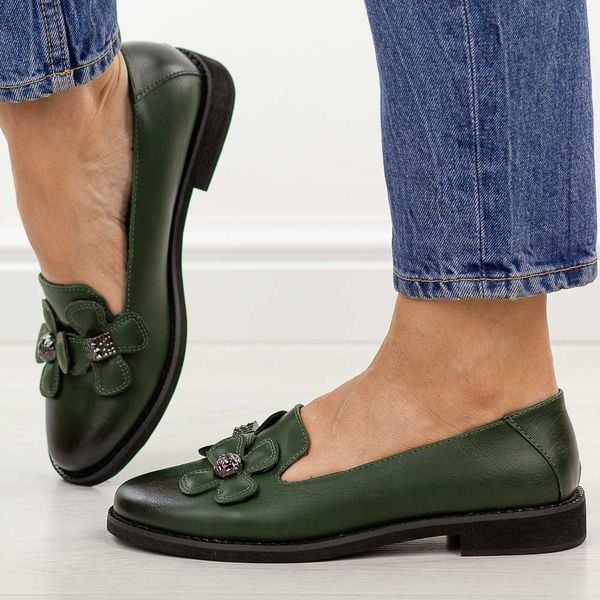 Zielone półbuty damskie Jezzi 25128-3. Zielone półbuty damskie Jezzi, bez wzorów, z jeansu, casualowe, z okrągłym noskiem, bez obcasa, na płaskiej podeszwie. Za 199.00 zł.