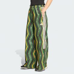 Spodnie dresowe adidas x FARM Tiro. Czerwone spodnie dresowe damskie Adidas, l, z dresówki, na fitness i siłownię. Za 279.00 zł.