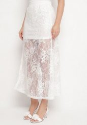 Biała Rozkloszowana Spódnica z Koronki Zdobiona Rozcięciem Zariska. Białe spódniczki damskie Born2be, m, z aplikacjami, z koronki, eleganckie, midi, rozkloszowane. Za 89.99 zł.