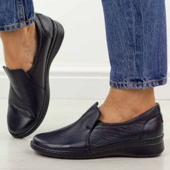 Granatowe skórzane Polskie półbuty damskie Góral 1798. Niebieskie półbuty damskie Góral, bez wzorów, z jeansu, casualowe, z okrągłym noskiem, bez obcasa, na płaskiej podeszwie. Za 399.00 zł.