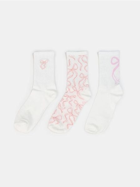 Długie skarpetki z motywem kokard 3 pack - biały. Białe skarpetki damskie Sinsay, bez wzorów. Za 12.99 zł.