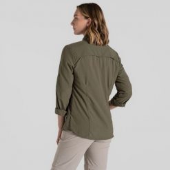 Koszula przeciw komarom damska Craghoppers NosiLife Adventure LS Shirt III. Zielone koszule damskie CRAGHOPPERS, bez wzorów, casualowe, bez kołnierzyka, bez ramiączek. W wyprzedaży za 430.25 zł.