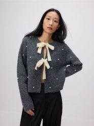 Sweter z ozdobnym wiązaniem - ciemnoszary. Szare swetry klasyczne damskie Reserved, l, z dzianiny, bez kołnierzyka. W wyprzedaży za 119.99 zł.