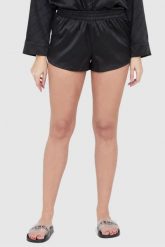 JUICY COUTURE Czarne satynowe szorty piżamowe w logo. Czarne piżamy damskie Juicy Couture, bez wzorów, z satyny. W wyprzedaży za 129.99 zł.