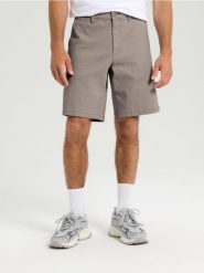 Szorty chino - beżowy. Brązowe szorty męskie Sinsay, bez kołnierzyka. Za 49.99 zł.