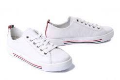 RIEKER REMONTE D0900-80 white, półbuty damskie. Białe półbuty damskie Rieker Remonte, bez wzorów, ze skóry, bez obcasa. Za 359.90 zł.