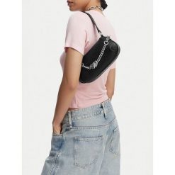 Torebka Juicy Couture. Czarne torebki klasyczne damskie Juicy Couture, bez wzorów, bez dodatków. Za 249.99 zł.