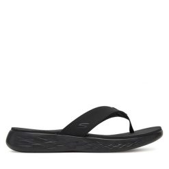 Japonki Skechers. Czarne klapki damskie Skechers, bez wzorów, bez obcasa. Za 149.99 zł.