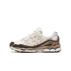 Buty do chodzenia dla dorosłych ASICS Gel-NYC Cream Mocha. Białe buty sportowe na co dzień damskie Asics, bez wzorów, z zamszu, tenisowe. Za 1,486.00 zł.