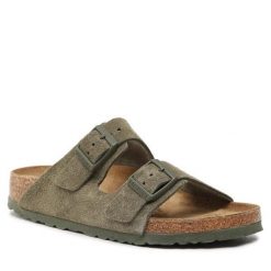Sandały Birkenstock. Zielone sandały damskie Birkenstock, bez wzorów, bez obcasa, na płaskiej podeszwie. Za 539.99 zł.