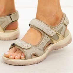 Beżowo złote skórzane sandały damskie Unisoft 18-57. Brązowe sandały damskie Unisoft, bez wzorów, z materiału, bez obcasa, na płaskiej podeszwie. Za 219.00 zł.