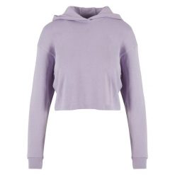 Krótkia damska bluza z kapturem w oversize'owym fasonie Urban Classics. Fioletowe bluzy z kapturem damskie Urban Classics, z bawełny. Za 175.50 zł.