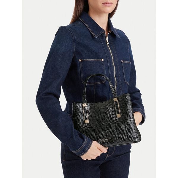 Torebka Nine West. Czarne torebki klasyczne damskie Nine West, bez wzorów, bez dodatków. Za 299.99 zł.