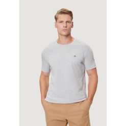 Koszulka crop top Mężczyzna GANT REG SHIELD SS T-SHIRT. Szare t-shirty męskie Gant, m, bez wzorów, z bawełny, bez kołnierzyka. W wyprzedaży za 205.40 zł.