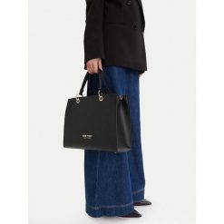 Torebka Nine West. Czarne torebki klasyczne damskie Nine West, bez wzorów, bez dodatków. Za 399.99 zł.