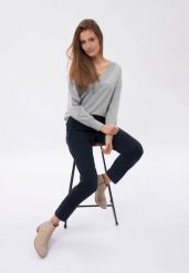 Luźny sweter z dekoltem w serek S-JOY. Szare swetry klasyczne damskie Volcano, m, z dzianiny, bez kołnierzyka. Za 129.99 zł.