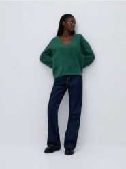Sweter z szerokimi rękawami - morski. Zielone swetry klasyczne damskie Reserved, l, z dzianiny, bez kołnierzyka. Za 129.99 zł.