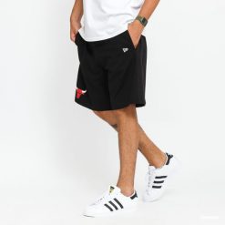 Krótki Chicago Bulls Logo. Czarne szorty męskie New Era, na lato, bez wzorów, z bawełny. Za 242.65 zł.