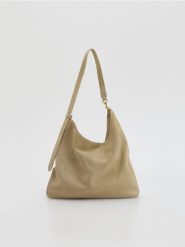 Zamszowa torebka - beżowy. Brązowe torebki klasyczne damskie Reserved, bez wzorów, ze skóry, zamszowe, bez dodatków. Za 299.99 zł.