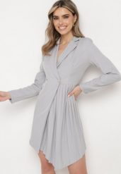 Jasnoszara Rozkloszowana Sukienka Mini z Kopertową Górą i Plisami na Dole Lontasa. Szare sukienki damskie Born2be, m, bez wzorów, eleganckie, bez kołnierzyka, bez ramiączek, mini, kopertowe. Za 139.99 zł.