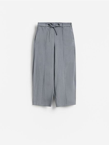 Spodnie barrel leg - szary. Szare spodnie materiałowe damskie Reserved, bez wzorów, z tkaniny. Za 139.99 zł.