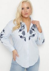 Niebieska Bawełniana Koszula w Kwiatowe Hafty Ravbia. Niebieskie koszule damskie Born2be, xl, bez wzorów, z bawełny, eleganckie, bez kołnierzyka, bez ramiączek. Za 119.99 zł.