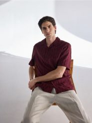 Koszula regular z lyocellem - bordowy. Czerwone koszule męskie Reserved, l, bez wzorów, z lyocellu, bez kołnierzyka, bez ramiączek. Za 129.99 zł.