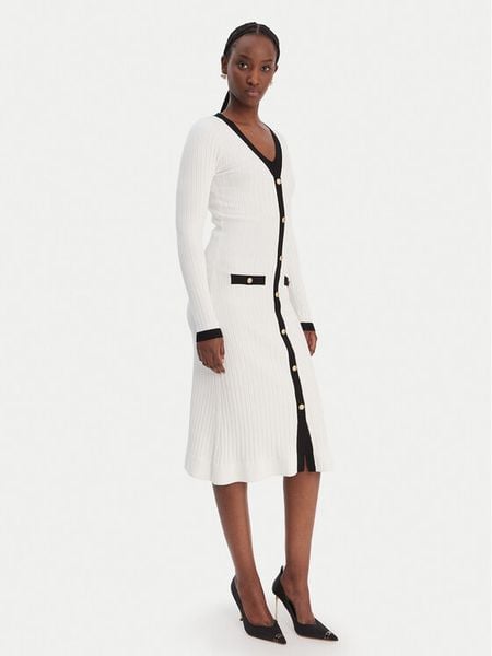 Guess Sukienka dzianinowa W6RK38 Z3HP2 Biały Regular Fit. Białe sukienki damskie Guess, xl, z aplikacjami, z dzianiny, bez kołnierzyka, bez ramiączek. Za 619.99 zł.