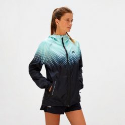 Damska lekka kurtka przeciwwiatrowa do biegania i trailu PERFORMANCE WINDBREAKER. Zielone kurtki do biegania damskie BODYCROSS, s, bez wzorów, z materiału, bez kaptura. Za 739.99 zł.