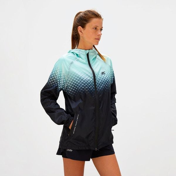 Damska lekka kurtka przeciwwiatrowa do biegania i trailu PERFORMANCE WINDBREAKER. Zielone kurtki damskie BODYCROSS, na zimę, s, bez wzorów, z materiału, bez kaptura. Za 739.99 zł.