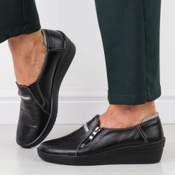 Czarne Polskie półbuty damskie Deoni 585/1. Czarne półbuty damskie Deoni, bez wzorów, ze skóry, bez obcasa, na obcasie. Za 349.00 zł.