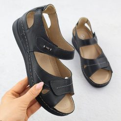 Skórzane sandały damskie na rzepy komfortowe czarne Helios 139. Czarne sandały damskie Helios, bez wzorów, ze skóry, bez obcasa. Za 203.99 zł.