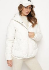 Jasnobeżowa Pikowana Kurtka z Materiałowym Kapturem i Kieszeniami Ravalynne. Brązowe kurtki damskie Born2be, l, bez wzorów, z jeansu, narciarskie. Za 119.99 zł.