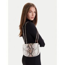 Torebka Guess. Torebki klasyczne damskie Guess, z aplikacjami, bez dodatków. Za 339.99 zł.