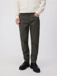 Spodnie slim fit z modalem - jasny zielony. Zielone spodnie materiałowe męskie Reserved, bez wzorów, z tkaniny. W wyprzedaży za 59.99 zł.