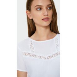 Bawełniana bluzka z koronką. Bluzki damskie Greenpoint, bez wzorów, z bawełny, bez kołnierzyka, bez ramiączek. Za 39.99 zł.