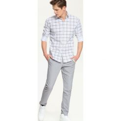 KOSZULA DŁUGI RĘKAW MĘSKA SLIM FIT. Białe koszule męskie TOP SECRET, m, bez wzorów, z bawełny, bez kołnierzyka, bez ramiączek. W wyprzedaży za 39.99 zł.
