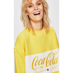 Tommy Jeans - Bluza x Coca-Cola. Niebieskie bluzy bez kaptura damskie Tommy Jeans, m, z bawełny. W wyprzedaży za 349.90 zł.