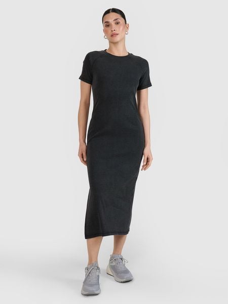 4F Sukienka midi z prążkowanej dzianiny damska - czarna M. Czarne sukienki damskie 4f, na co dzień, m, bez wzorów, z bawełny, eleganckie, bez kołnierzyka, bez ramiączek, maxi, dopasowane. W wyprzedaży za 79.99 zł.