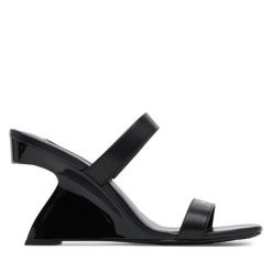 Klapki KARL LAGERFELD. Czarne klapki damskie Karl Lagerfeld, bez wzorów, bez obcasa. Za 559.99 zł.