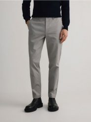 Bawełniane spodnie chino slim - szary. Szare spodnie materiałowe męskie Reserved, bez wzorów, z bawełny. W wyprzedaży za 79.99 zł.