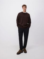 Gładki sweter z bawełną - ciemnobrązowy. Brązowe swetry męskie Reserved, l, bez wzorów, z bawełny, bez kołnierzyka. W wyprzedaży za 49.99 zł.