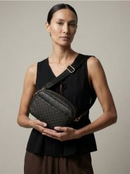 Torebka typu camera bag w monogram - czarny. Czarne torebki klasyczne damskie Sinsay, bez wzorów, bez dodatków. Za 49.99 zł.