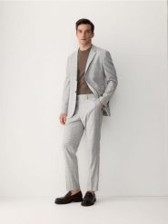 Spodnie slim fit z kantem - jasnoszary. Szare spodnie materiałowe męskie Reserved, bez wzorów, z tkaniny. W wyprzedaży za 129.99 zł.