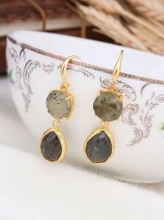 L'Atelier de Gaia Pozłacane kolczyki z prehnitami rozmiar: onesize. Szare kolczyki damskie L'Atelier de Gaia, z prehnitem, pozłacane, z zapięciem typu bigiel. Za 73.93 zł.