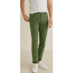 Mango Man - Spodnie Borne4. Niebieskie spodnie materiałowe męskie Mango Man, bez wzorów, z bawełny, casualowe. W wyprzedaży za 89.90 zł.