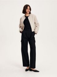 Spodnie z kieszeniami cargo - czarny. Czarne spodnie materiałowe damskie Reserved, bez wzorów, z tkaniny. W wyprzedaży za 45.99 zł.