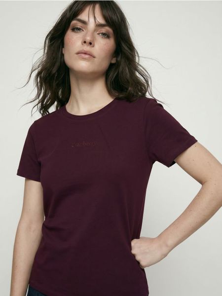 Koszulka z bawełną z haftowanym napisem - czerwony. Czerwone t-shirty damskie Sinsay, l, bez wzorów, z bawełny, bez kołnierzyka. Za 19.99 zł.